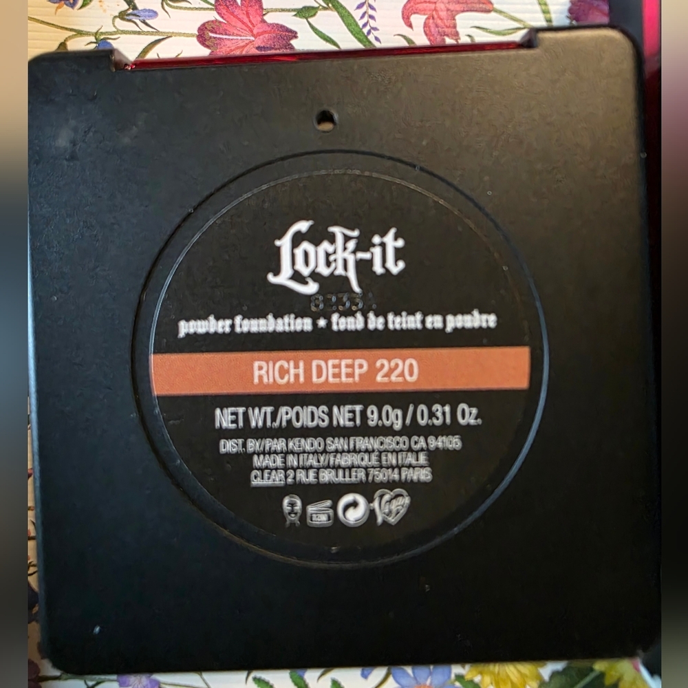 Kat Von D Lock-It Powder Foundation Rich Deep 220 - Picture 4 of 4